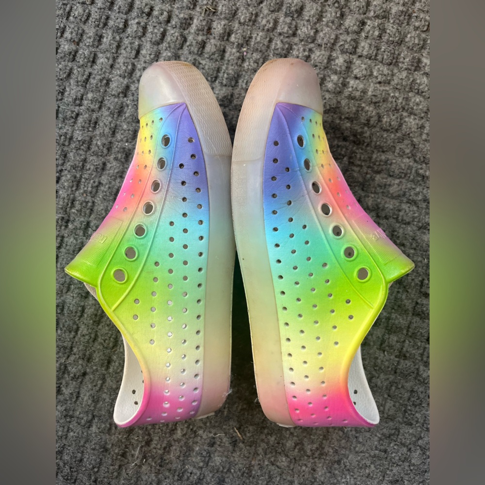 EUC Native Shoes in Rainbow Airbrush - Women’s Size 7, Big Kid’s Size 5 - Picture 8 of 9